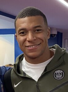 fryzura Mbappe